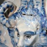 Savona Fayence Vase mit doppelten Schlangenhenkeln über Maskarons seitlich am ovoiden Korpus, kobaltblauer Scharffeuerdekor "Bäuerliche Genreszenen in Landschaft" und "Rustikale Architektur", Boden da… - Foto 17