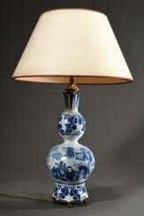 Frankfurter Fayence Vase in Kalebassenform auf oktogonalem Fuß mit Blaumalerei &quot;Chinoiserien und Blattfriesen&quot;, Anfang 18.Jh., als Lampe montiert, H. 66cm