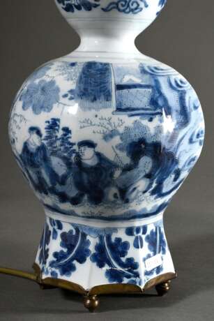 Frankfurter Fayence Vase in Kalebassenform auf oktogonalem Fuß mit Blaumalerei "Chinoiserien und Blattfriesen", Anfang 18.Jh., als Lampe montiert, H. 66cm - Foto 2
