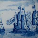 Delfter Fayence Teller mit Blaumalerei Dekor "Seeschlacht" und Bezeichnung "Z:man", Holland 18.Jh., Ø 35cm, Rand bestoßen - Foto 5