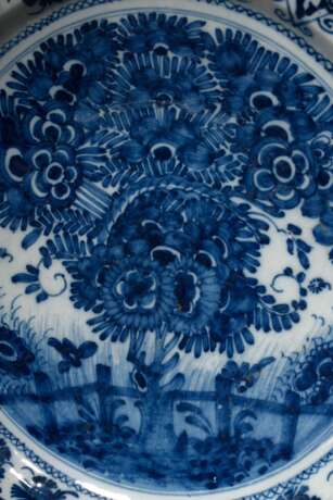 Delft Fayence Teller mit floraler Blaumalerei, De Porceleyne Claeuw, 18.Jh., Ø 34,3cm, Gebrauchsspuren, Randdefekte, Brandriss am Boden - Foto 5