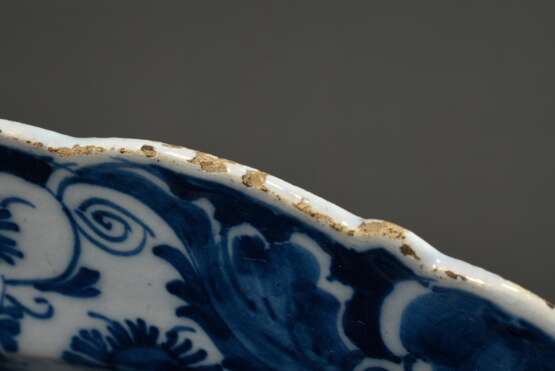 Delft Fayence Teller mit floraler Blaumalerei, De Porceleyne Claeuw, 18.Jh., Ø 34,3cm, Gebrauchsspuren, Randdefekte, Brandriss am Boden - фото 6
