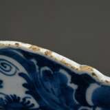 Delft Fayence Teller mit floraler Blaumalerei, De Porceleyne Claeuw, 18.Jh., Ø 34,3cm, Gebrauchsspuren, Randdefekte, Brandriss am Boden - Foto 6