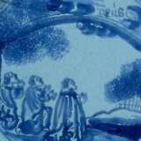 Fayence Teller mit Blaumalerei Szene "Anbetung", wohl Hanau 18.Jh., am Boden gemarkt "D", Ø 21cm, Rand etwas defekt - photo 3