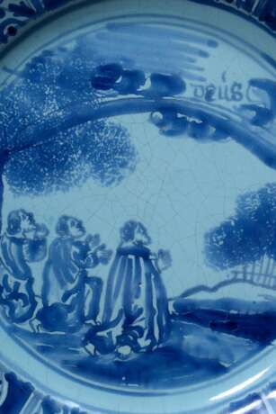 Fayence Teller mit Blaumalerei Szene "Anbetung", wohl Hanau 18.Jh., am Boden gemarkt "D", Ø 21cm, Rand etwas defekt - photo 3