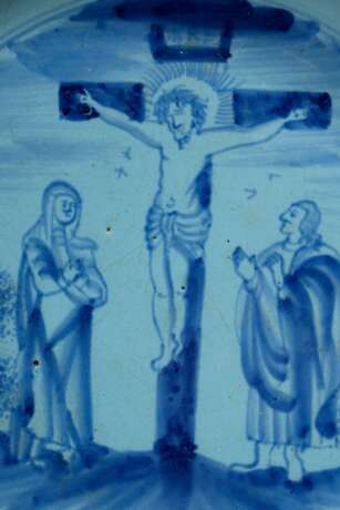 Fayence Teller mit Blaumalereidekor "Christus am Kreuz" und floral gestaltetem Rand, am Boden gemarkt "R", wohl Hanau 18.Jh., Ø 21cm, Rand etwas bestoßen - photo 2