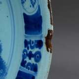 Fayence Teller mit Blaumalereidekor "Christus am Kreuz" und floral gestaltetem Rand, am Boden gemarkt "R", wohl Hanau 18.Jh., Ø 21cm, Rand etwas bestoßen - фото 3
