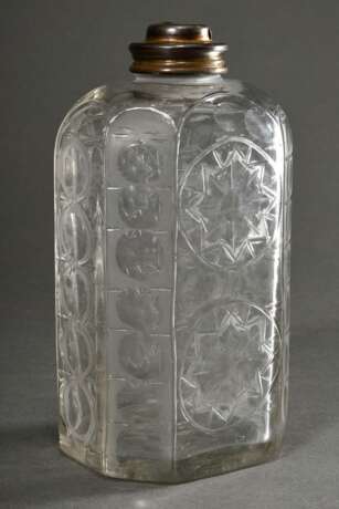 Oktogonale Flasche mit ornamentalem Stern- und Olivenschliff sowie Metall Schraubdeckel ohne Ring, 18.Jh., H. 19,2cm, Standfläche berieben - фото 1