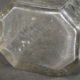 Oktogonale Flasche mit ornamentalem Stern- und Olivenschliff sowie Metall Schraubdeckel ohne Ring, 18.Jh., H. 19,2cm, Standfläche berieben - photo 3