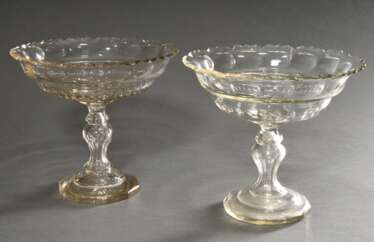 Paar Biedermeier Glas Aufsätze mit Olivenschliff Dekoration auf polygonalen Füßen, H. 23,8cm, Ø 26,8cm, min. best.