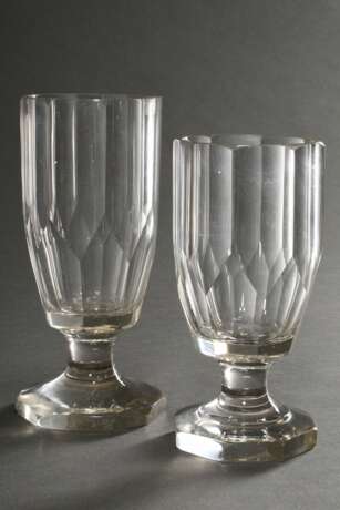 8 Diverse rustikale Gläser in verschiedenen Formen mit Facettenschliff auf oktogonalen Füßen, um 1900, H. 15-17,5cm, z.T. best. - photo 2