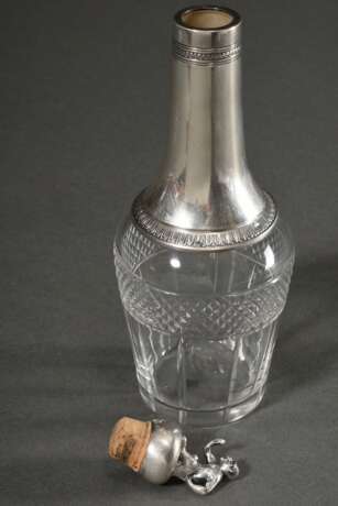 2 Diverse Kristall Karaffen mit reichem Schliff und versilberten Montierungen sowie Korken, 1x mit plastischem "Äffchen", um 1900/1010, H. 21,6/22,2cm - фото 4