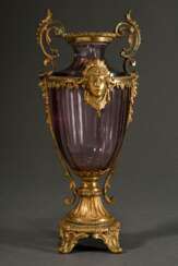 Facettierte Amethystglas Vase mit historisierender Ormolue Montierung und Maskarons, um 1880, H. 25,2cm