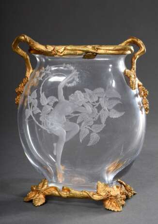 Jugendstil Vase mit fein geschliffenem Dekor "Weiblicher Akt zwischen Ranken" mit feuervergoldeter Bronzemontierung "Weinranken", farbloses Glas, um 1900, H. 17,5cm, innen Kratzer - photo 1
