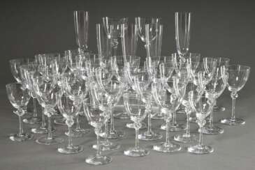 36 Daum Nancy „Boléro“ Gläser mit zarter Kuppa und Knoten im Stiel: 14 große Weingläser (H.16,5cm), 13 kleine Weingläser (H. 15,7cm), 4 Likörgläser (H. 14cm) und 5 Champagnerflöten (H. 21cm)