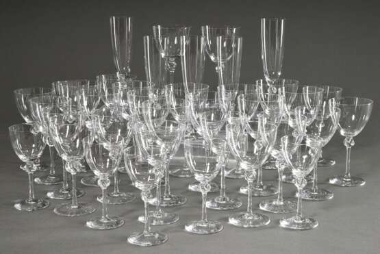 36 Daum Nancy „Boléro“ Gläser mit zarter Kuppa und Knoten im Stiel: 14 große Weingläser (H.16,5cm), 13 kleine Weingläser (H. 15,7cm), 4 Likörgläser (H. 14cm) und 5 Champagnerflöten (H. 21cm) - Foto 1