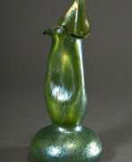 Übersicht. Loetz Wwe. Vase in vegetabiler sog. Rosensprenkler Form mit hohem dreifach eingedelltem Hals und grün-blau irisierendem &amp;amp;quot;Crete Papillon&amp;amp;quot; Dekor, H. 26cm, Abriss ausgeschliffen, Standfläche berieb…