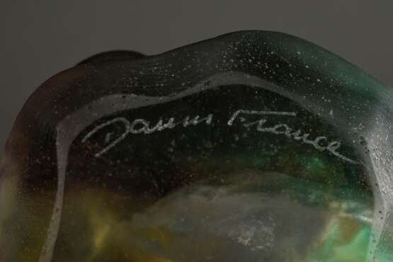 Daum Pâte-de-verre Blattschale in grün-hellgelb mit plastischem braunem Schneckenhaus, verso sign. "Daum France", 20.Jh., L. 9,3cm - Foto 4