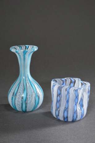 2 Diverse kleine Glas Vasen in Baluster und Fazzoletto Form mit eingeschmolzenen weißen Zanfirico Stäben, blauen und türkisen Bändern, 20.Jh., H. 10,9/5,8cm, Abriss im Boden - photo 1