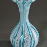 2 Diverse kleine Glas Vasen in Baluster und Fazzoletto Form mit eingeschmolzenen weißen Zanfirico Stäben, blauen und türkisen Bändern, 20.Jh., H. 10,9/5,8cm, Abriss im Boden - Foto 2