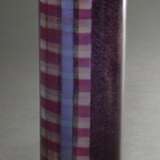 Moje-Wohlgemuth, Isgard (*1941) hohe Stangenvase, farbloses Glas mit gelösten Metallverbindungen rötlich-violett bemalt, Boden sign., H. 20,2cm - фото 1