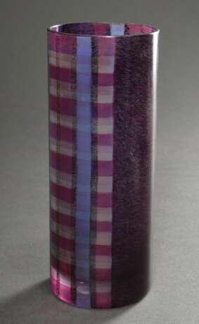 Moje-Wohlgemuth, Isgard (*1941) hohe Stangenvase, farbloses Glas mit gelösten Metallverbindungen rötlich-violett bemalt, Boden sign., H. 20,2cm - Foto 1