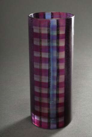 Moje-Wohlgemuth, Isgard (*1941) hohe Stangenvase, farbloses Glas mit gelösten Metallverbindungen rötlich-violett bemalt, Boden sign., H. 20,2cm - Foto 2