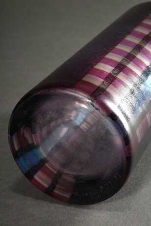 Moje-Wohlgemuth, Isgard (*1941) hohe Stangenvase, farbloses Glas mit gelösten Metallverbindungen rötlich-violett bemalt, Boden sign., H. 20,2cm - photo 4