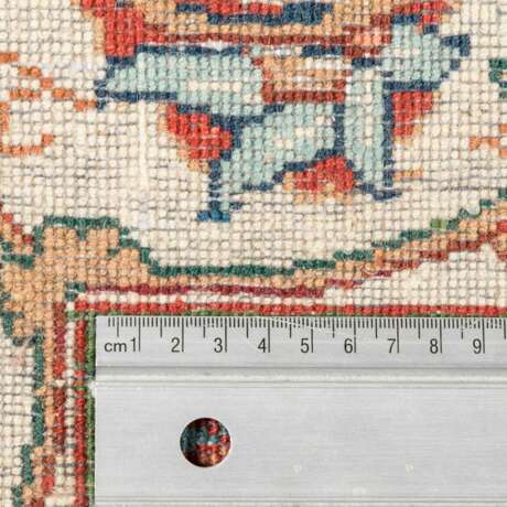 Orientteppich. 20. Jahrhundert, ca. 395x284 cm. - photo 4