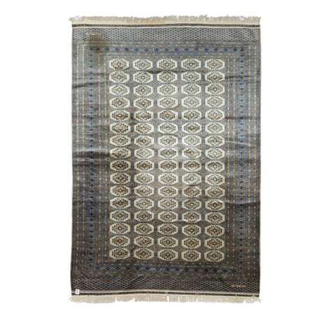 Orientteppich. KARACHI/PAKISTAN, 20. Jahrhundert, ca. 269x189 cm. - фото 1
