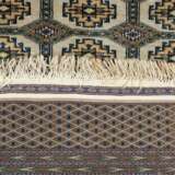 Orientteppich. KARACHI/PAKISTAN, 20. Jahrhundert, ca. 269x189 cm. - фото 4