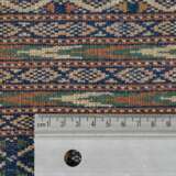Orientteppich. KARACHI/PAKISTAN, 20. Jahrhundert, ca. 269x189 cm. - фото 5