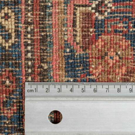 Orientteppich. SAUDJBOULAG/PERSIEN, um 1900, ca. 204x115 cm. - фото 4