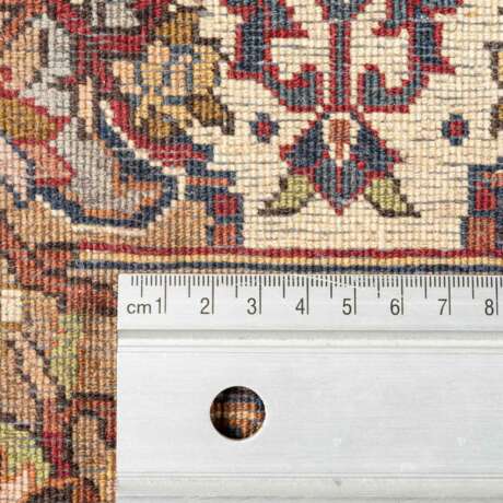 Orientteppich. ZERNTRALPERSIEN, 20. Jahrhundert, ca. 373x272 cm. - photo 6