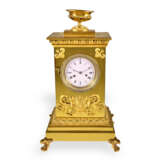 Table clock: decorative fire-gilt bronze clock around 1800, s… - photo 1