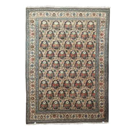 Orientteppich. PERSIEN, 20. Jahrhundert, ca. 316x221 cm. - Foto 1