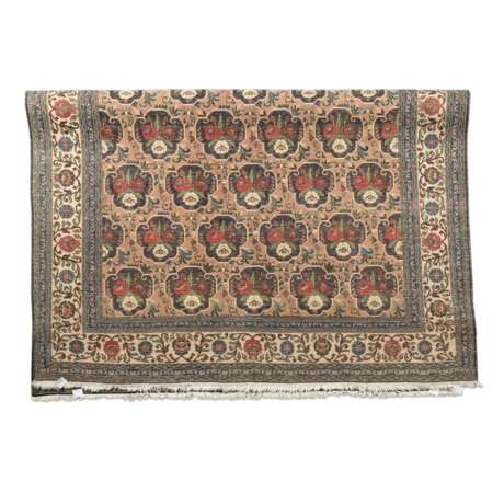 Orientteppich. PERSIEN, 20. Jahrhundert, ca. 316x221 cm. - photo 2