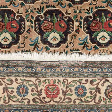 Orientteppich. PERSIEN, 20. Jahrhundert, ca. 316x221 cm. - фото 3