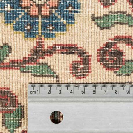 Orientteppich. PERSIEN, 20. Jahrhundert, ca. 316x221 cm. - photo 4