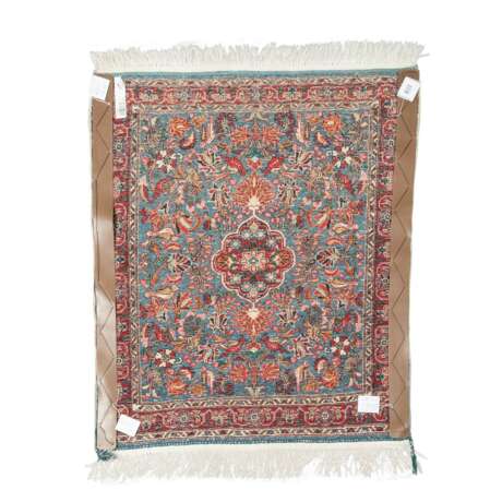Orientteppich. IRAN, 20. Jahrhundert, ca. 90x75 cm. - фото 2