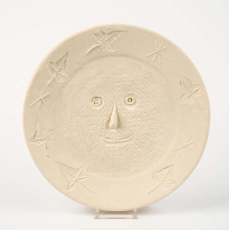 Pablo Picasso Ceramics. Face with leaves - фото 1