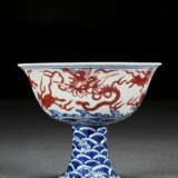 AN EXCEPTIONALLY RARE IRON-RED-DECORATED BLUE AND WHITE STEM CUP - фото 1