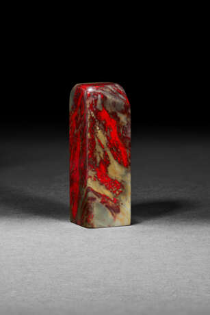 A LARGE ‘CHICKEN BLOOD’ SOAPSTONE SEAL - Foto 2