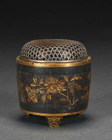 A SMALL FINELY-CAST PARCEL-GILT BRONZE CENSER - фото 2