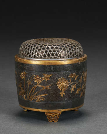 A SMALL FINELY-CAST PARCEL-GILT BRONZE CENSER - фото 4