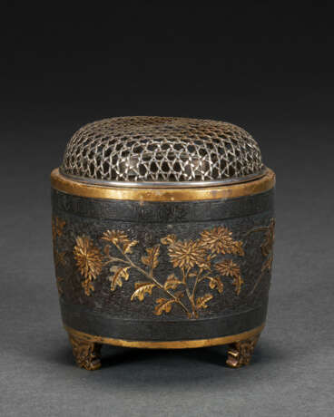 A SMALL FINELY-CAST PARCEL-GILT BRONZE CENSER - фото 6