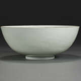 AN ANHUA-DECORATED WHITE-GLAZED `FIVE DRAGONS` BOWL - фото 1