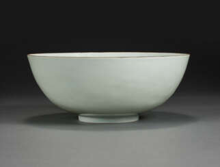 AN ANHUA-DECORATED WHITE-GLAZED &#39;FIVE DRAGONS&#39; BOWL