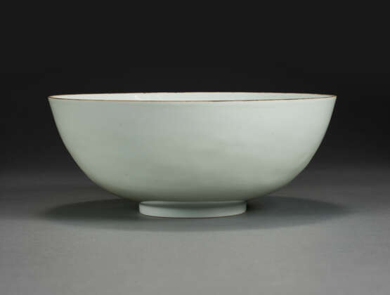 AN ANHUA-DECORATED WHITE-GLAZED `FIVE DRAGONS` BOWL - фото 1