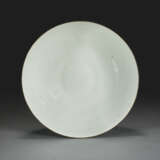 AN ANHUA-DECORATED WHITE-GLAZED `FIVE DRAGONS` BOWL - photo 2